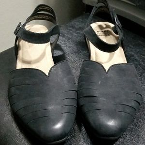 New never worn earth origins sandals